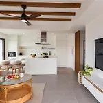 Mediterra Jade Flat By Holidaykeys דירה קיירניה
